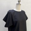 画像2: ma couleur(マ クルール)タックショルダーブラウス J-4595/Twill tumbler tack shoulder blouse (2)